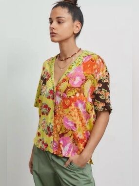 🍋 🍓 Urban Outfitters Fruit Print Button Up Short Sleeve Top Multicolor Size M